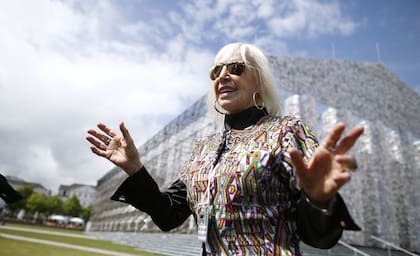 El Partenón de Minujín: la artista pop desembarcó en Documenta, en Kasel, Alemania, con la reedición de su edificio construido con libros prohibidos de todas las épocas.