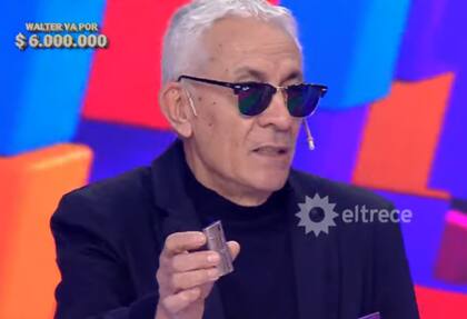 El participante llevó un cuaderno con fotos y el perfumero que le regaló Maradona (Foto: Captura eltrece)