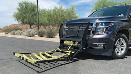 En pocos segundos, la tracción del automóvil perseguido se ve afectada y el eje puede quedar trabado, lo que detiene el vehículo de manera abrupta pero controlada