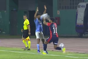 La insólita expulsión de un jugador de Cerro Porteño por darle un pelotazo en la cara a un rival