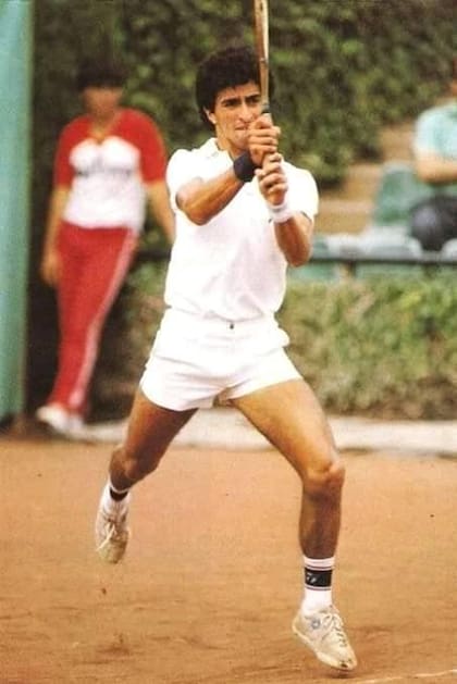 El particular estilo técnico de Argüello: "Como no podía levantar mi primera raqueta, que parecía un árbol de pesada, me las ingenié así, agarrándola con las dos"