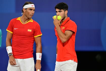 El partido comenzó con el saque de Carlos Alcaraz, que en pareja con Rafael Nadal enfrentan a los argentinos Máximo González y Andrés Molteni en el Philippe Chatrier.