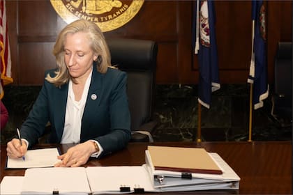 El partido de la gobernadora Abigail Spanberger logró el rediseño de los mapas electorales en Virginia