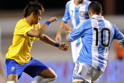 Neymar en acción frente a la selección argentina, en 2011: es uno de los partididos cuya televisación generó sospechas