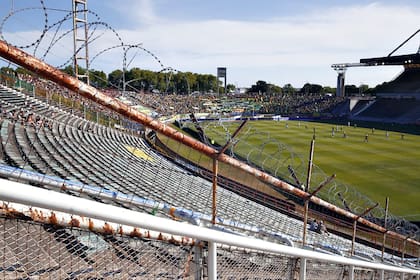 El partido entre Aldosivi y Defensa y Justicia tuvo varios sectores despoblados por los problemas edilicios del estadio Minella