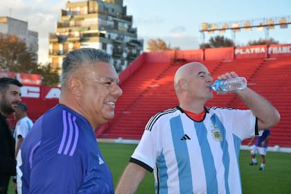 Tapia y Gianni Infantino en la cancha de Argentinos Juniors, cuando el presidente de FIFA visitó Argentina por el Mundial Sub 20.