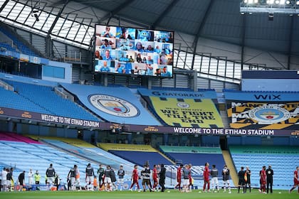 El partido entre el City y Liverpool comenzó con el "pasillo" al campeón e hinchas virtuales 