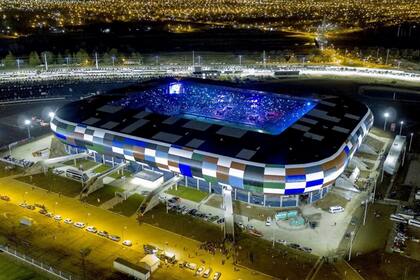 El partido entre Gimnasia e Independiente se disputa en el estadio Juan Gilberto Funes