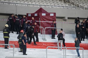 Murió un hincha que cayó de una tribuna y se suspendió River-Defensa