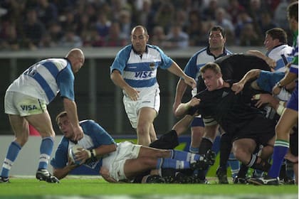 Scott Robertson, y un recuerdo como jugador de los All Blacks, en el partido ante los Pumas, en el Monumental en 2001, rodeado por Federico Méndez, Mario Ledesma, Gonzalo Longo y Felipe Contepomi