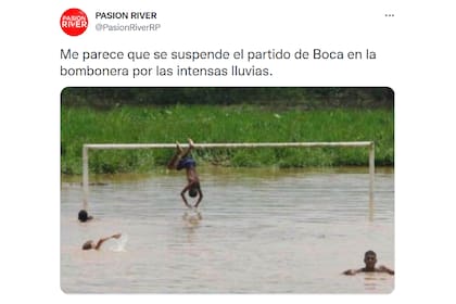 El partido se suspendió por la abundante agua que había en el campo de juego
