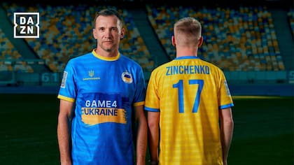 El partido solidario Game4Ukraine reunió a estrellas como Piqué, Shevchenko, Eto'o y Cannavaro.