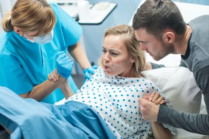 El parto de los seres humanos es complejo y a veces difícil, y se puede demorar hasta 30 minutos o más