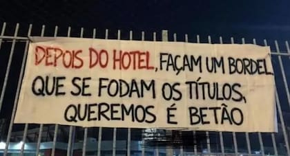El pasacalle irónico de los hinchas de Benfica: "Después del hotel hagan un burdel; a la mierda los títulos, queremos cemento"