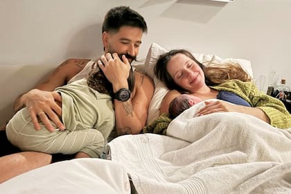 El pasado 1 de agosto anunciaron en sus redes sociales el nacimiento de su segunda hija Amaranto con esta tierna postal.