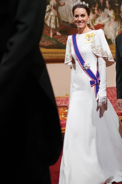 El pasado 21 de noviembre, para un banquete de Estado en el Palacio de Buckingham, la princesa de Gales llevó un vestido blanco de Jenny Packham con adornos florales metalizados que coronó con la tiara Strathmore Rose.