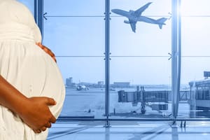 Una mujer dio a luz en un vuelo a Nueva York: qué nacionalidad tiene el bebé