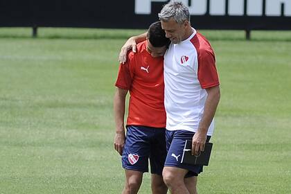 El pasado de jugador y presente de director técnico abrazo al futuro de futbolista: Pusineri y un gesto afectuoso para con Alan Velasco, de 17 años.