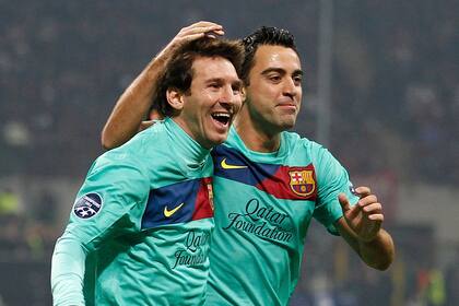 El pasado que no vuelve: Messi y Xavi, en épocas gloriosas de Barcelona. El catalán fue uno de los protectores del argentino en el vestuario, hace tiempo y allá lejos
