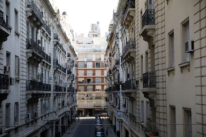 El Pasaje Rivarola contiene ocho edificios enfrentados, en espejo, y con cuatro cúpulas, una en cada extremo de la calle.