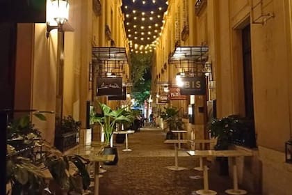 El Pasaje Suizo ofrece un ambiente distinto en la noche, cuando las luces se encienden y transforman su aspecto pintoresco