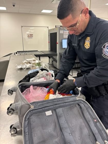 El pasajero no identificado aseguró que los objetos eran para rituales; sin embargo, los artículos fueron confiscados y luego destruidos