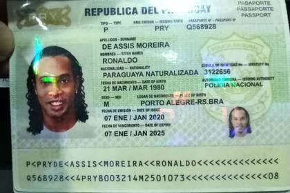 El pasaporte apócrifó del ex futbolista de Barcelona, Paris Saint-Germain y Mineiro, entre otros.