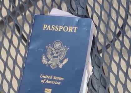 El pasaporte de Frattaroli quedó inutilizable gracias a los mordiscos de su perro