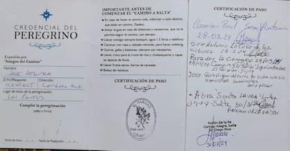 El pasaporte de los peregrinos, con los sellos de algunas de las escalas.