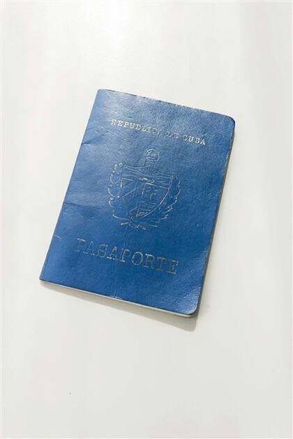 "El pasaporte es un documento repleto de visas y miedo -dice Älvarez-. Lo cuido con celo enfermizo en cada viaje".