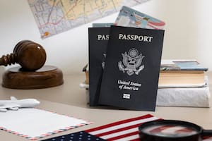 El pasaporte estadounidense es emitido por el Departamento de Estado; permite a un ciudadano de ese país viajar al extranjero.