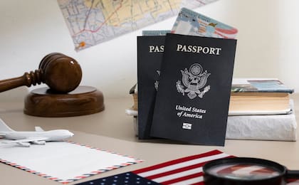 El pasaporte estadounidense es emitido por el Departamento de Estado; permite a un ciudadano de ese país viajar al extranjero