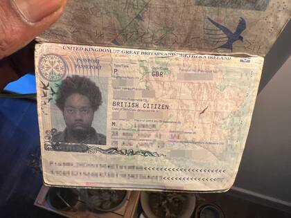 El pasaporte Soweto Kinch al abordar su vuelo hacia Barcelona