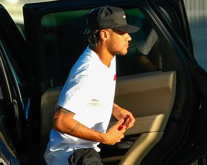 El pase a PSG por € 222 millones (US$ 263 millones), récord mundial, causó furia en Barcelona: lo tratan de traidor; apoyo de Messi