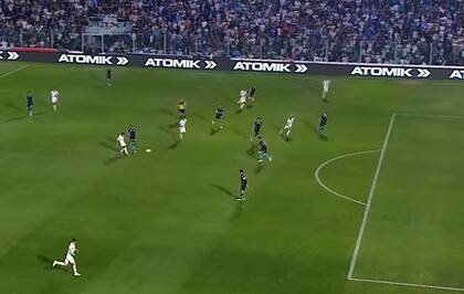 El pase "bochinesco" del Pulga Rodríguez para dejar a Tesuri mano a mano con el arquero de Racing