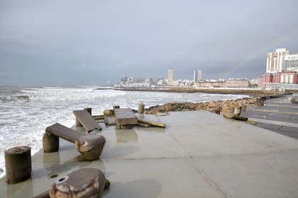 El Paseo Dávila, una vez más, se llevó la peor parte; se extiende desde Punta Iglesias hasta el inicio del complejo de balnearios de La Perla