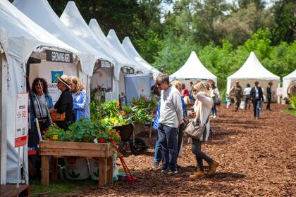 El paseo de compras en su máxima expresión el viernes, y los clientes y stands aprovechando los descuentos de Banco Hipotecario, main sponsor de Jardín Fest.