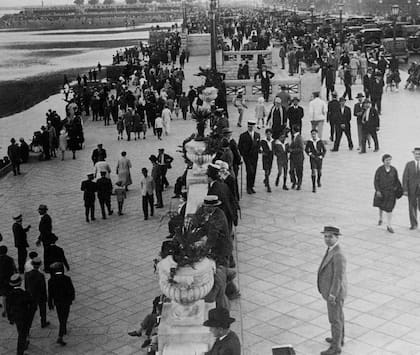 El paseo de la Costanera sur también era concurrido fuera de la temporada de verano durante la década del 30