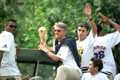 El paseo de los campeones por las calles de París, con la Copa en las manos del entrenador Aimé Jacquet; Desailly, Robert y, abajo, Lizarazu