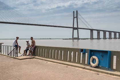 El Paseo del Caminante con el puente Rosario-Victoria a las espaldas.