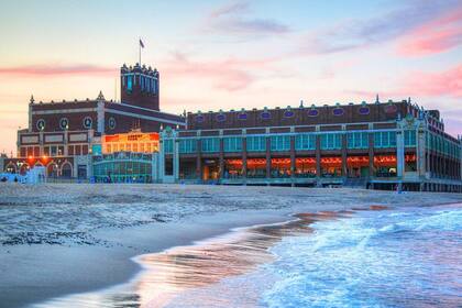 El paseo suele tener un ambiente dinámico, con artistas callejeros, ferias y eventos al aire libre en diferentes momentos del año (cityofasburypark)
