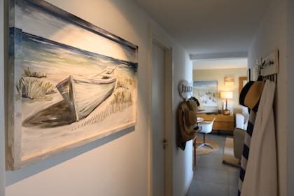 El pasillo, con otra obra de Mercedes Alsogaray.