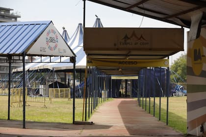 El pasillo de acceso a la Escuela de Circo, deslucido y lúgubre