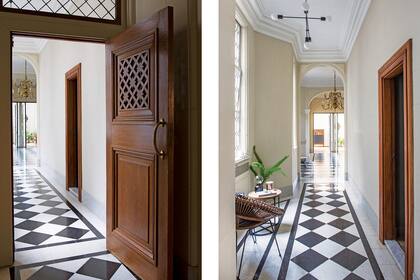 El pasillo de entrada se acorta con dos situaciones de estar; la primera, con una lámpara colgante en cruz y sillón de ratán (ambos de Cari Ríos Deco).