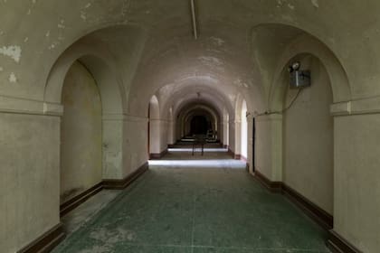 El pasillo del sótano que conduce a las habitaciones utilizadas por McIntire para los seminarios de su escuela religiosa