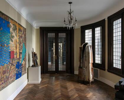 El pasillo distribuidor de habitaciones está repleto de obras de arte