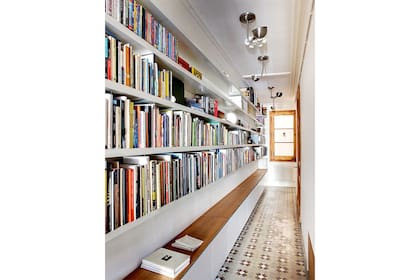 ¿El pasillo es más ancho de lo normal? Aprovechalo para ubicar una larga estantería donde guardar libros y otros elementos