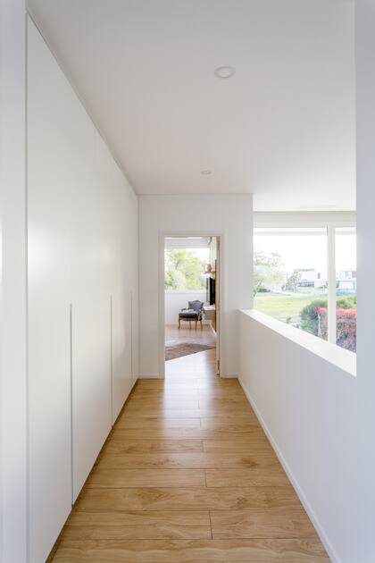 El pasillo que conduce al dormitorio principal balconea con el living.