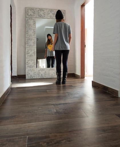 El pasillo que da al gran espejo y al playroom también cuenta con pisos nuevos