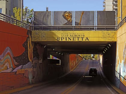 El paso bajo nivel que lleva el nombre del Flaco Spinetta por voto popular desde 2016.